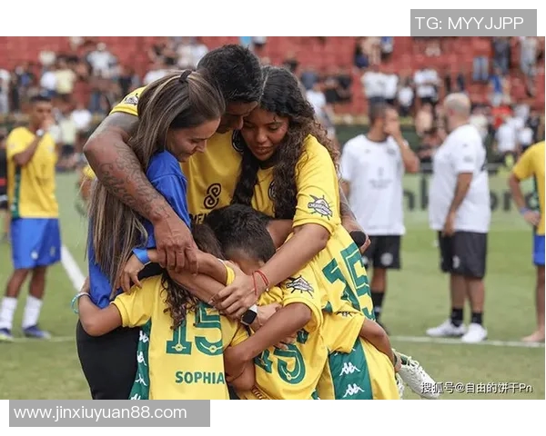 足球明星父母相继去世悲痛消息引发球迷广泛关注与悼念