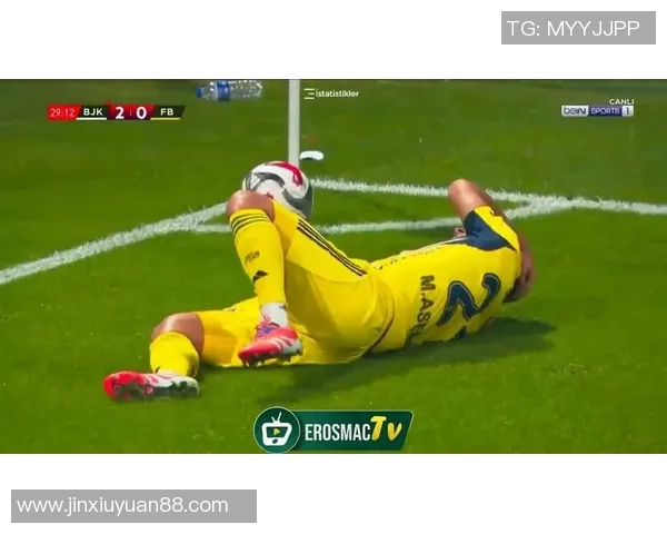 足球明星在比赛中扔水瓶引发热议引发球迷对运动员行为的讨论与反思