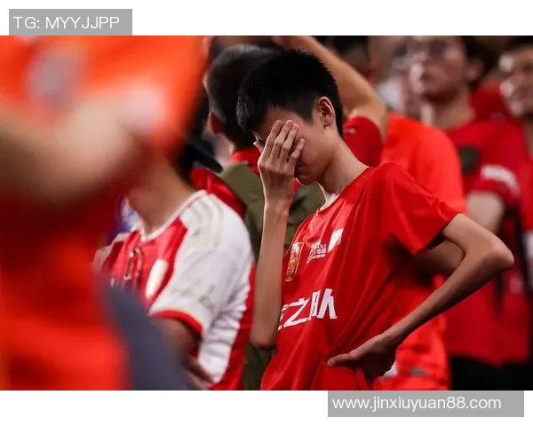 足球明星遭遇挫折瞬间集锦展现运动员不屈不挠的拼搏精神与真实情感